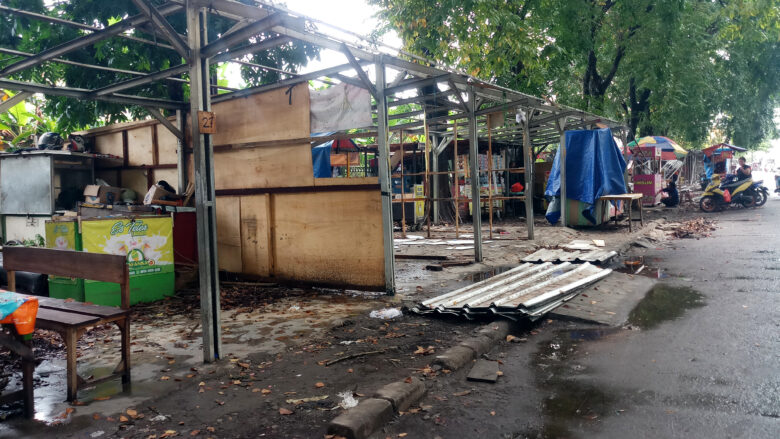 Doni Serang Pedagang Bongkar Sendiri Lapaknya di Stadion Maulana Yusuf 1