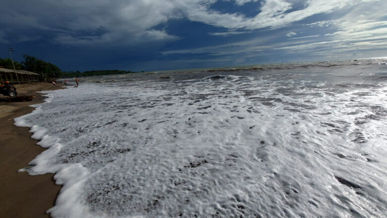Doni Serang Pengunjung Pantai Pasir Putih Ciparay Sepi Akibat Gelombang Tinggi 1