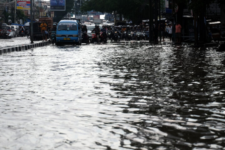 Doni Serang Ribuan Kendaraan Menunggu Surut di Jalan Raya Serang Cilegon Kota Serang Terendam Banjir 1