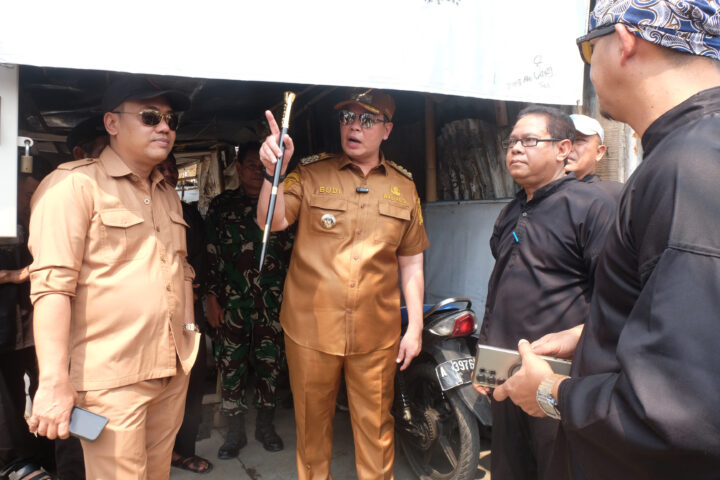 Doni Serang Sehari Pasca Banjir Walikota Serang Budi Rustandi Tinjau Jalan Raya Serang Cilegon Yang Sudah Surut 1