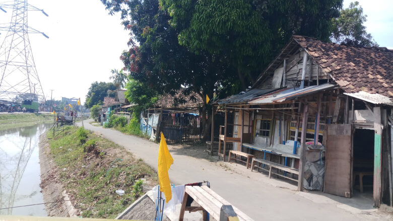 Doni Serang Tolak Reloksi Warga Sukadana Kota Serang Pasang Bendera Kuning 1