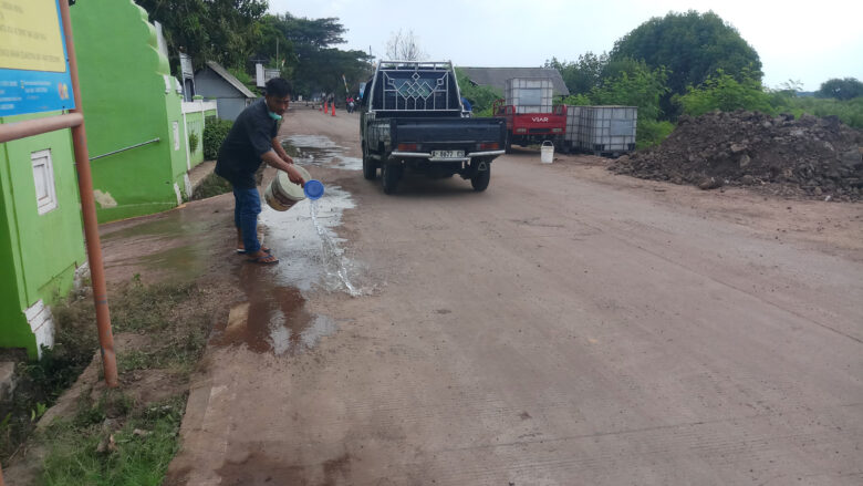 Doni Serang Warga Bersihkan Jalan Karena Debu Akibat Urugan 1