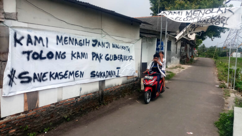 Doni Serang Warga Sukadana Kasemen Kota Serang Pasang Spanduk Penolakan Relokasi 1
