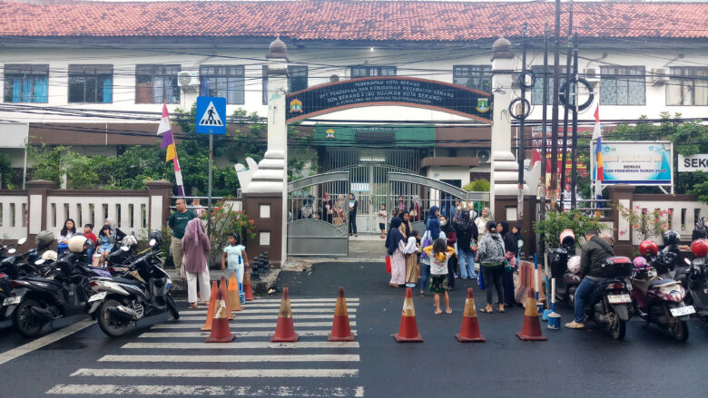 Doni Serang Calon Orangtua Murid Rela Datang Lebih Pagi Demi Daftarkan Anaknya Sekolah 1