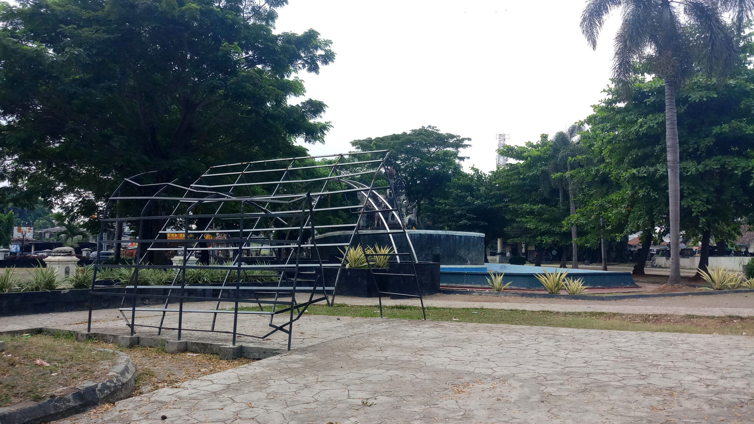 Doni Serang Partisi Pohon Hias Taman Sari Kota Serang Rusak 1 scaled