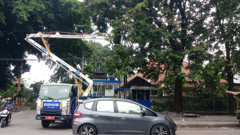Doni Serang Pemasangan Lampu PJU di Sepanjang Sempadan Rel KA Stadion Maulana Yusuf 1