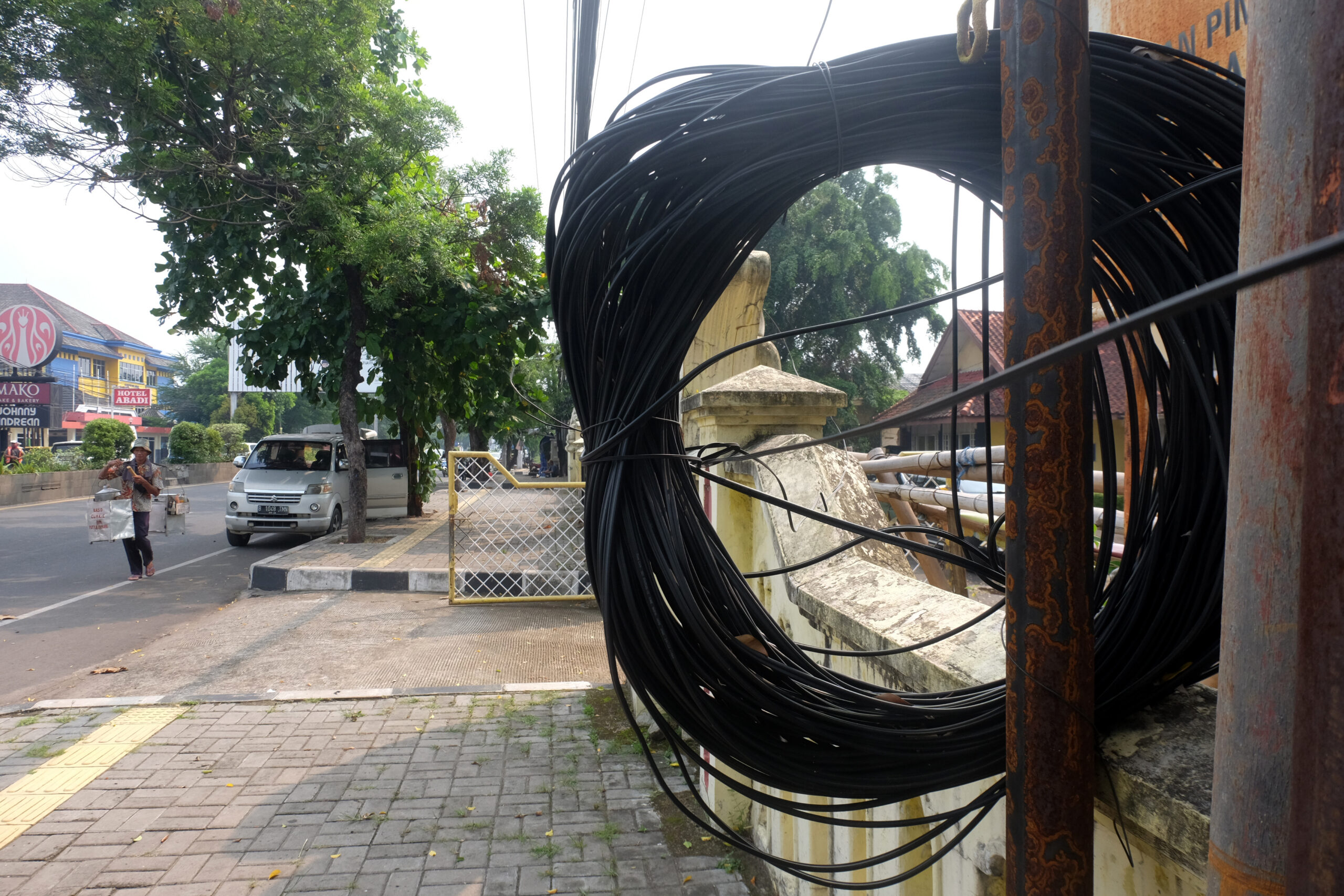 Doni Serang Pemkot Serang Kaji 5 Wilayah Bebas Tiang dan Kabel Semeraut Sepanjang 5 KM 1 scaled