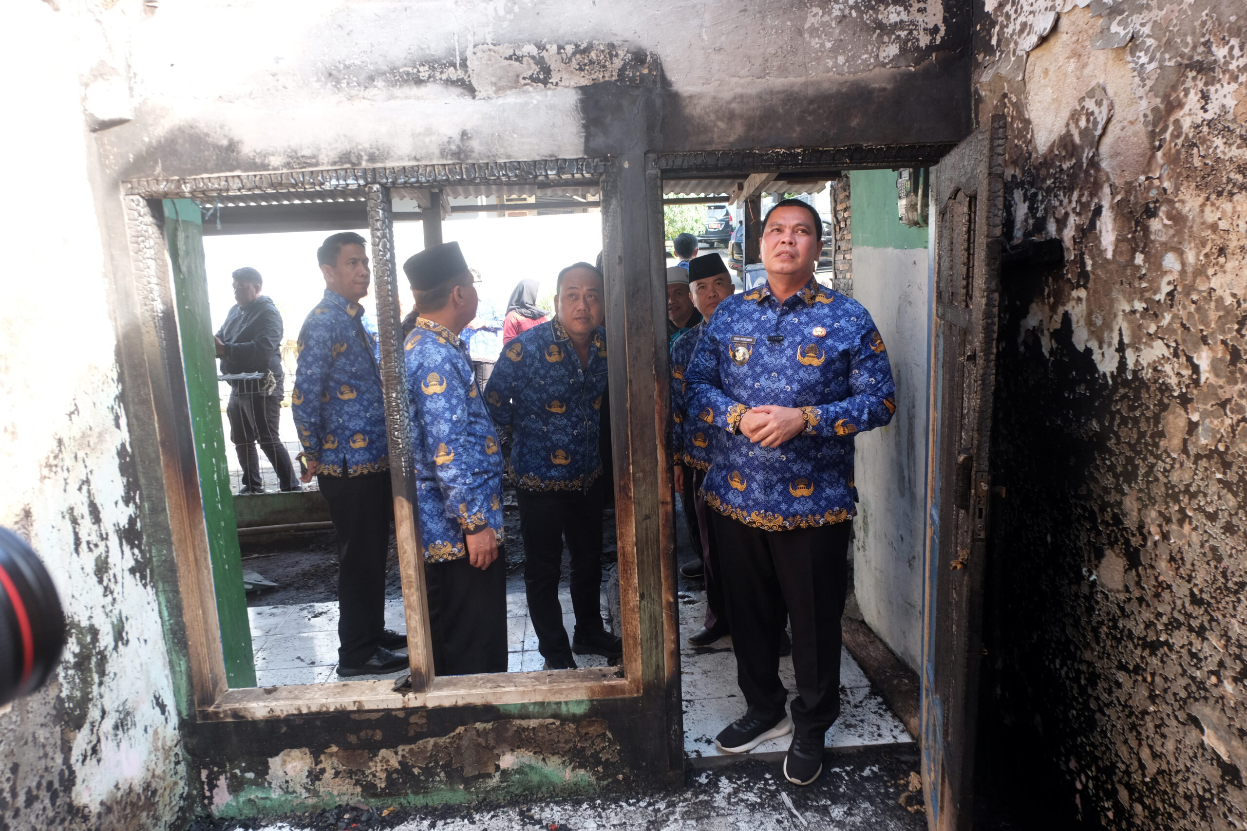 Doni Serang Walikota Serang Budi Rustandi Berikan Uang Segepok Bagi Korban Kebakaran Permuhan Bumi Mukti Indah 1 scaled