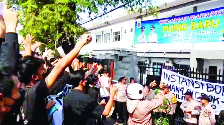 Guru Cabul SMAN 4 Kota Serang Terancam Dipecat