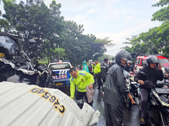 Dua Truk Tronton Tabrakan di PT Nikomas, Satu Sopir Tewas