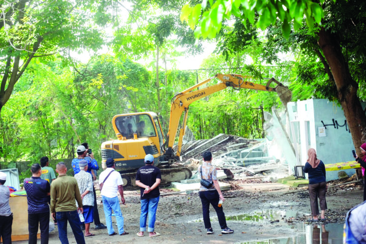 Puluhan Kios di Stadion Maulana Yusuf Dibongkar