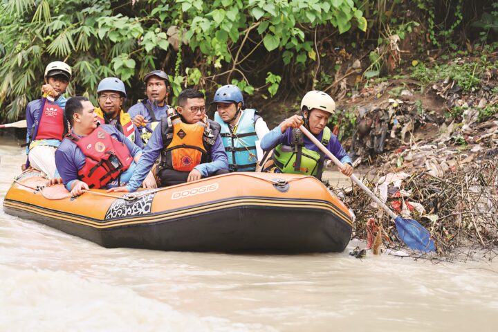 54 Titik Sampah di Sungai Cibanten Digarap Keroyokan