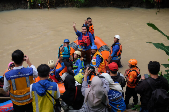 Andra Soni dan Budi Rustandi Arung Sungai Cibanten Doni Serang Andra Soni dan Budi Rustandi Arung Sungai Cibanten 1