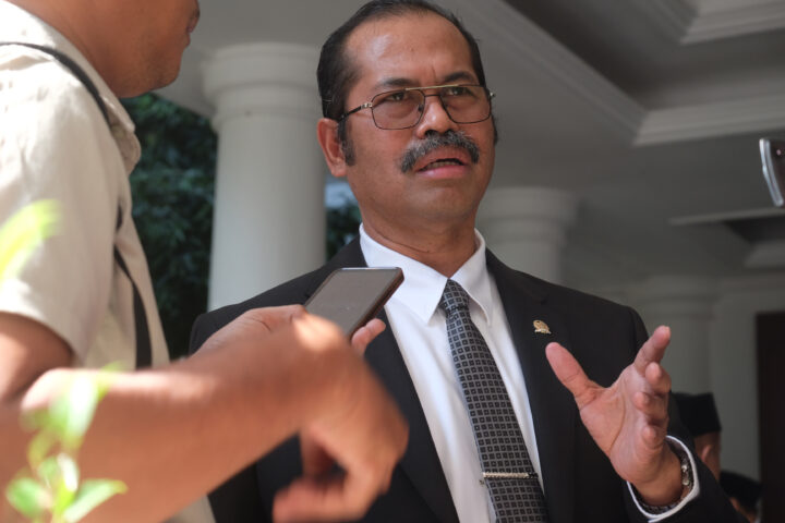 Doni Serang Anggota DPR RI Minta Sekda Segera Mengisi Kekosongan Pejabat Eselon II di Pemprov Banten 1