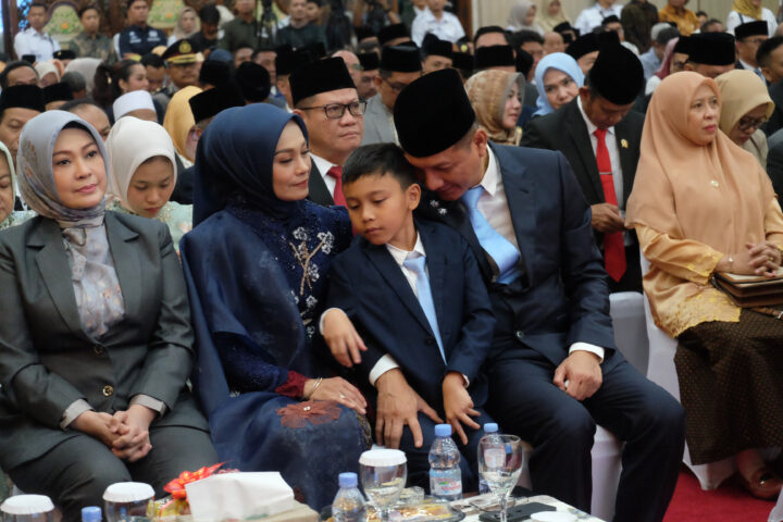 Doni Serang Deden Apriandhi Cium Anak Usai Dilantik Jadi Sekda Banten 1