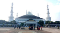Mencari dan Tandai Lapak PKL di Halaman Masjid Raya Albantani Doni Serang Mencari dan Tandai Lapak PKL di Halaman Masjid Raya Albantani 1