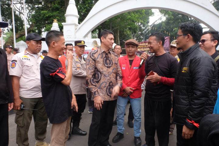 Doni Serang Plh Sekda Banten Deden Apriandhi Temui Masa Aksi Tuntut TUTA dan Kesetaraan Tukin 1