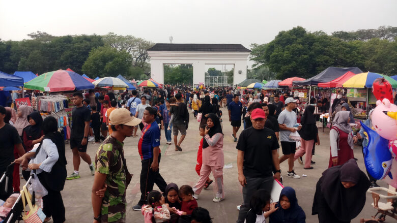 Doni Serang Ribuan Warga Diantara Ratusan PKL Yang Berjualan di Masjid Raya Albantani KP3B 1