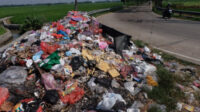 Doni Serang Sampah Masih Menumpuk di Jalan Banten Lama Tasikardi Kramatwatu 1