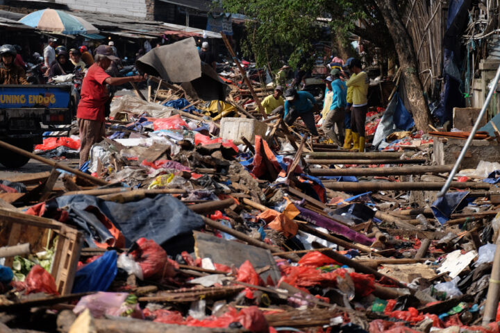 Doni Serang Sampah Numpuk Tutupi Saluran Irigasi Diatas Lahan Eks Lapak Rau Sehari Usai Penertiban 1