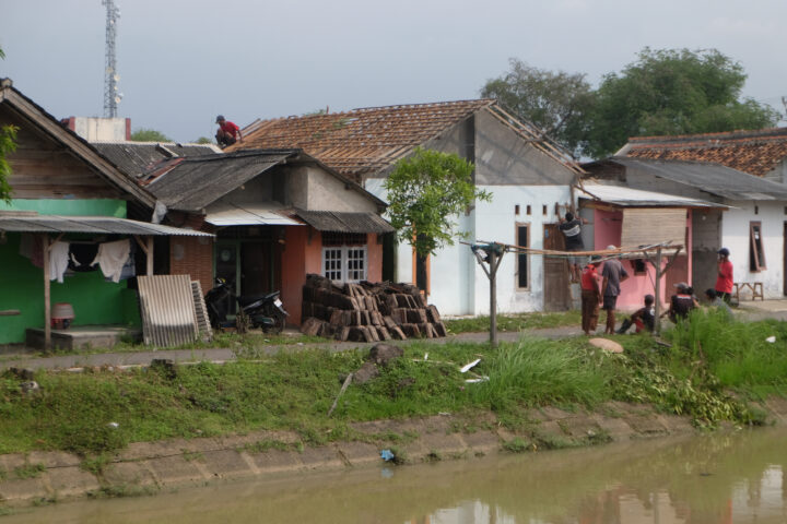 Doni Serang Sehari Paska Penolakan dan Pemblokiran Jalan Warga Sukadana Mulai Bongkar Sendiri Bangunanya 1
