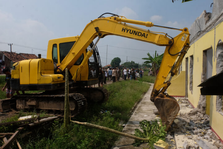 Doni Serang Sempat Ricuh dan Ditolak Akhirnya Beko Bongkar Rumah Kontrakan di Sukadana 1