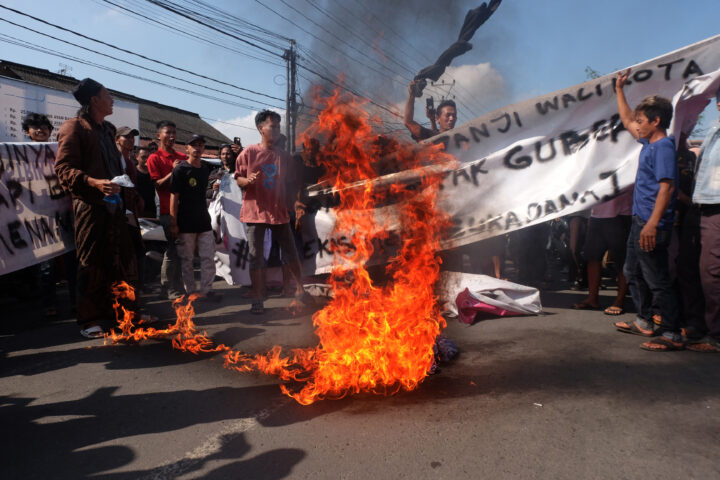 Doni Serang Tolak Rumah Dibongkar Warga Sukadana Blokir Jalan Banten Lama 1