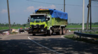 Doni Serang Truk Tonase Besar Hilir Mudik di Jalan Banten Lama Tasikardi Kabupaten Serang 1