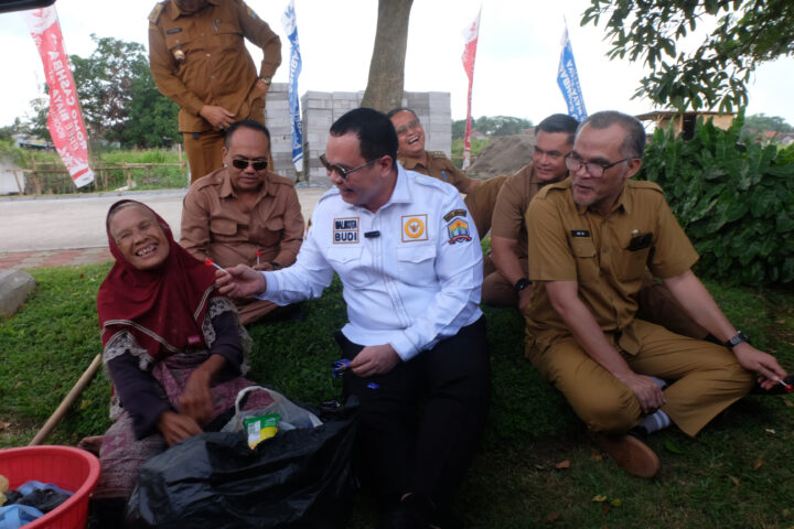 Doni Serang Walikota Serang Budi Rustandi Beri Segepok Uang Pedagang Asongan dan Suapi Kadis Dengan Permen Lolipop 1