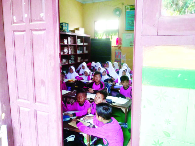 Siswa SDN Pabuaran Belajar di Perpustakaan