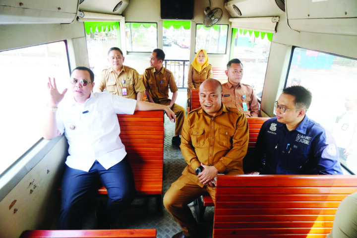 Budi Naik Bus Tubagus, Agis Bersihkan Sampah Cibanten