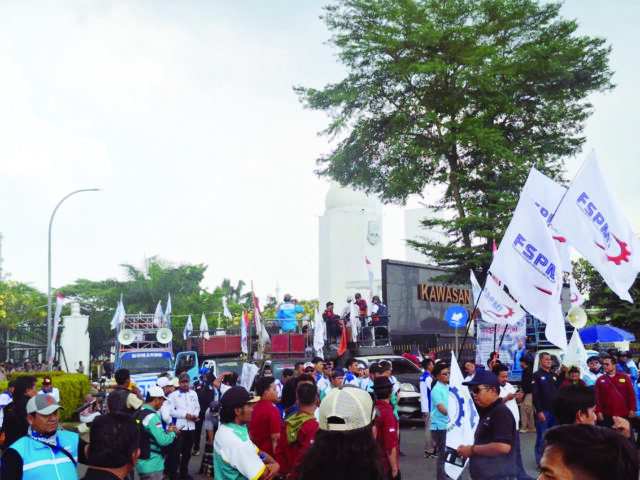 Buruh Minta Upah Naik 10 Persen