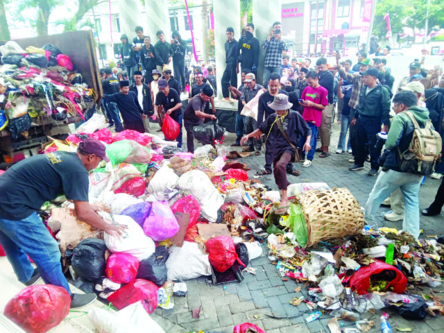 Kantor Bupati Diguyur Sampah