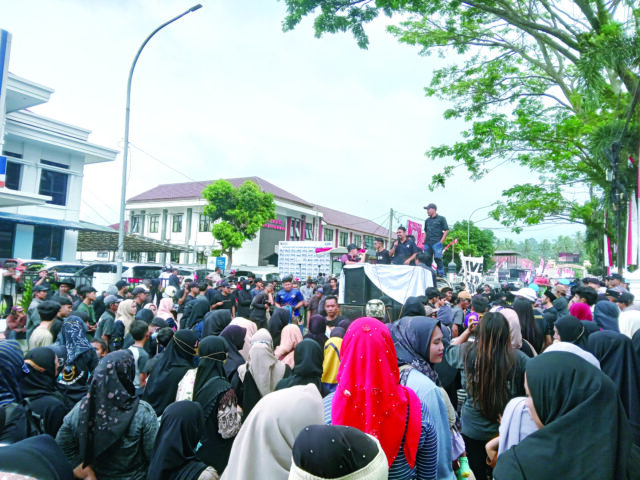 Warga Bangkonol Kirim Sampah ke Setda dan DPRD