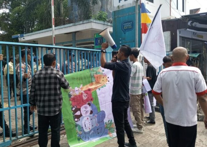 Warga berunjukrasa di kantor UP3 PLN Banten Selatan, Rangkasbitung, Lebak, mengecam penyediaan layanan listrik untuk tambang ilegal.