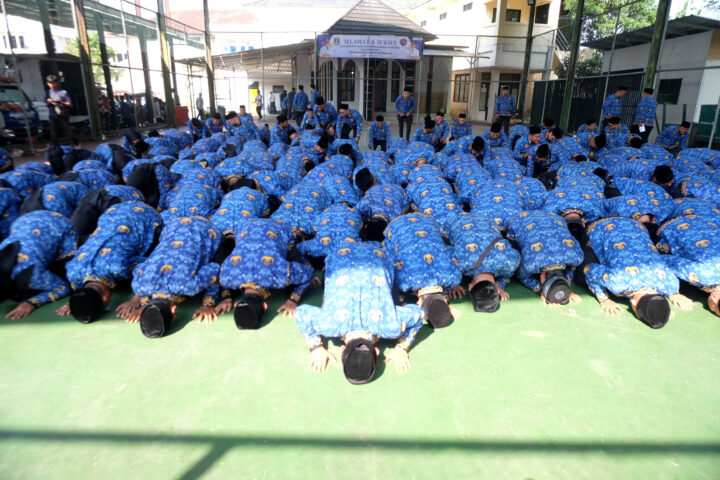 Doni Serang 207 Pegawai Dishub Banten Sujud Syukur Usai Diangkat Jadi P3K 1