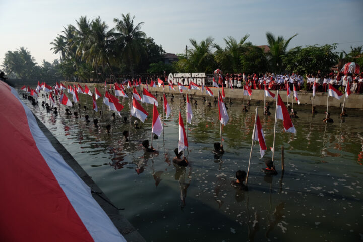 Doni Serang 80 Warga Nyebur Kanal Surosowan Demi Kibarkan Bendera Merah Putih 1