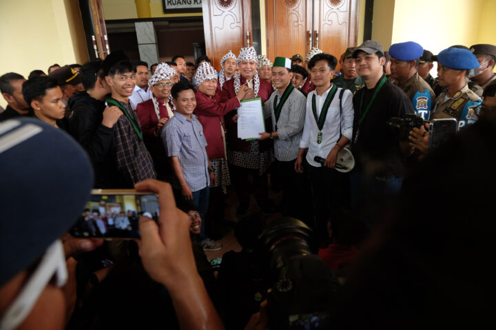 Doni Serang Budi Agis dan Ketua DPRD Kota Serang Temui Massa Aksi 1