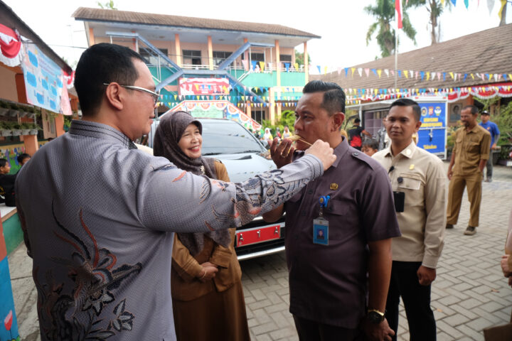 Doni Serang Budi Rustandi Menyuapi Kabag Protokol Kota Serang Tb Fili 1