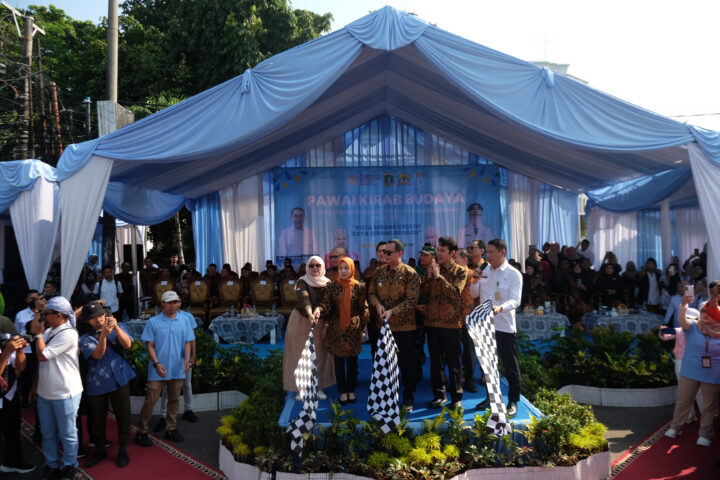 Doni Serang Budi Rustandi Ratu Rachmatu Zakiyah dan Deden Apriandhi Lepas Kirab Budaya HUT Kota Serang 1