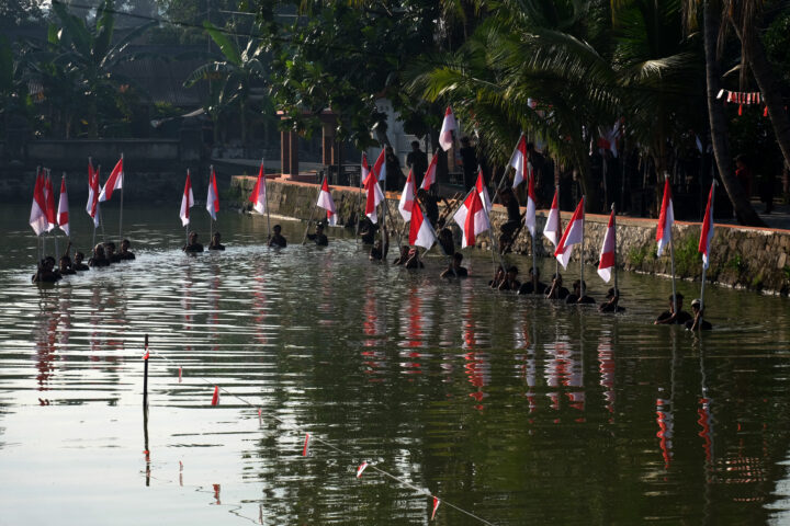 Doni Serang Detik Detik 80 Warga Nyebur Kanal Surosowan Demi Kibarkan Bendera Merah Putih 1