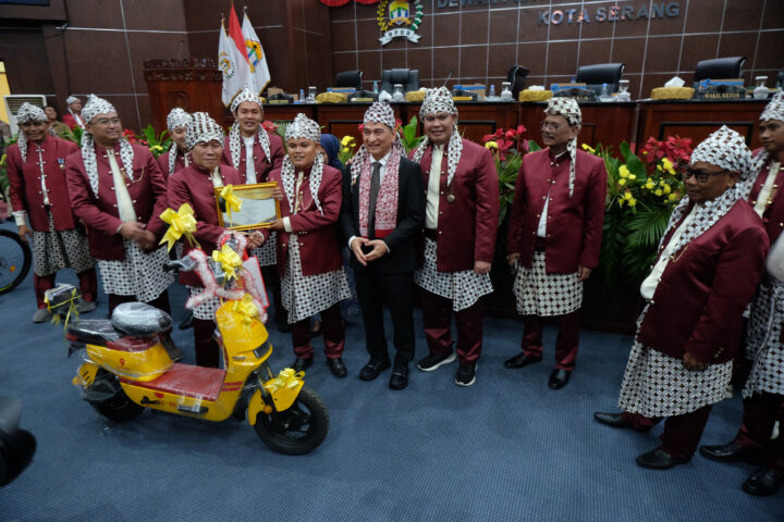 Doni Serang Enam Anggota Dapatkan Sepeda Dari BK Award DPRD Kota Serang 1
