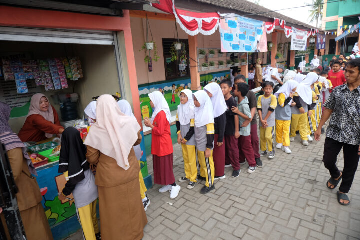 Doni Serang Jajanan Diborong Walikota Puluhan Pelajar Antre di Kantin SDN Drangong I 1