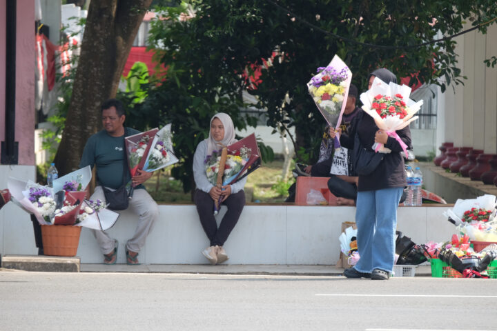 Doni Serang Pedagang Buket Bunga Saat Penyerahan SK P3K Pemprov Banten Kurang Laku 1