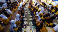 Doni Serang Pelajar Makan Bergizi Gratis Lesehan Bersama di Lapangan SMPN 10 Kota Serang 1