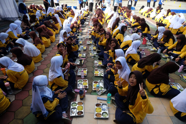 Doni Serang Pelajar Makan Bergizi Gratis Lesehan Bersama di Lapangan SMPN 10 Kota Serang 1