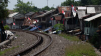 Doni Serang Pemukiman Sisi Rel KA di Kasemen Tambah Padat 1