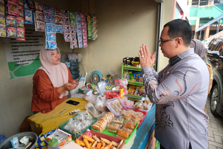 Doni Serang Walikota Serang Budi Rustandi Borong Jajanan di Kantin SDN Drangong I 1