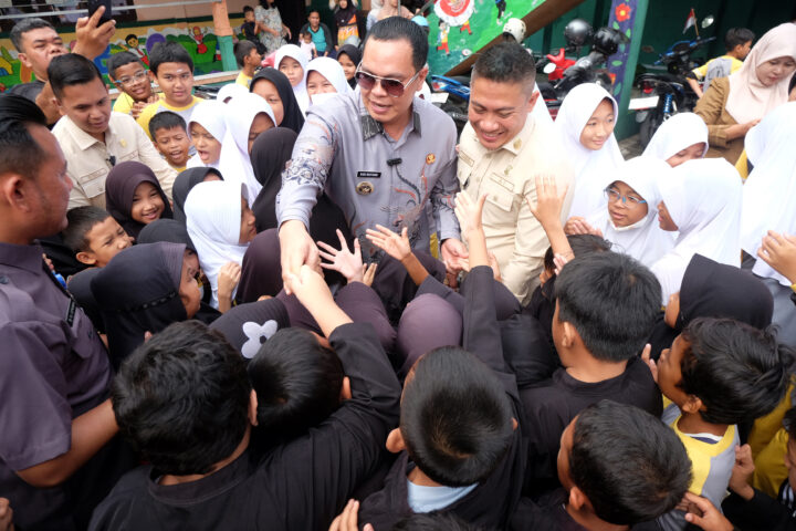 Doni Serang Walikota Serang Budi Rustandi Dikerumuni Anak Sekolah Saat Tinjau SDN Drangong I 1
