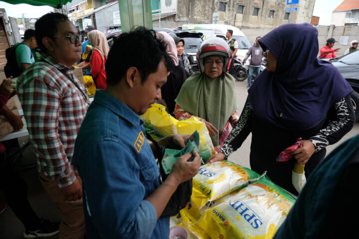 Doni Serang Warga Antre Beli Beras SPHP Bulog 1